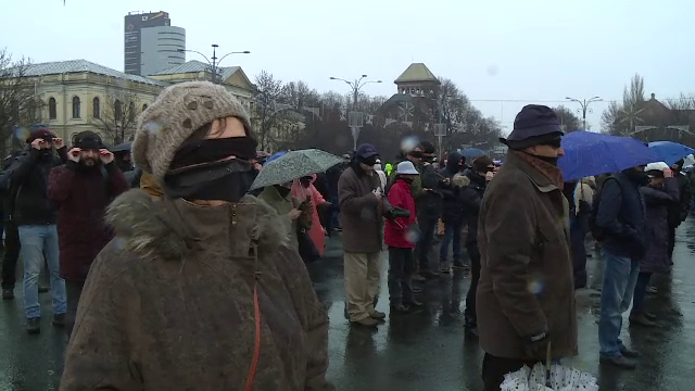 Peste 200 de persoane au protestat, legate la ochi, în Piața Victoriei. VIDEO