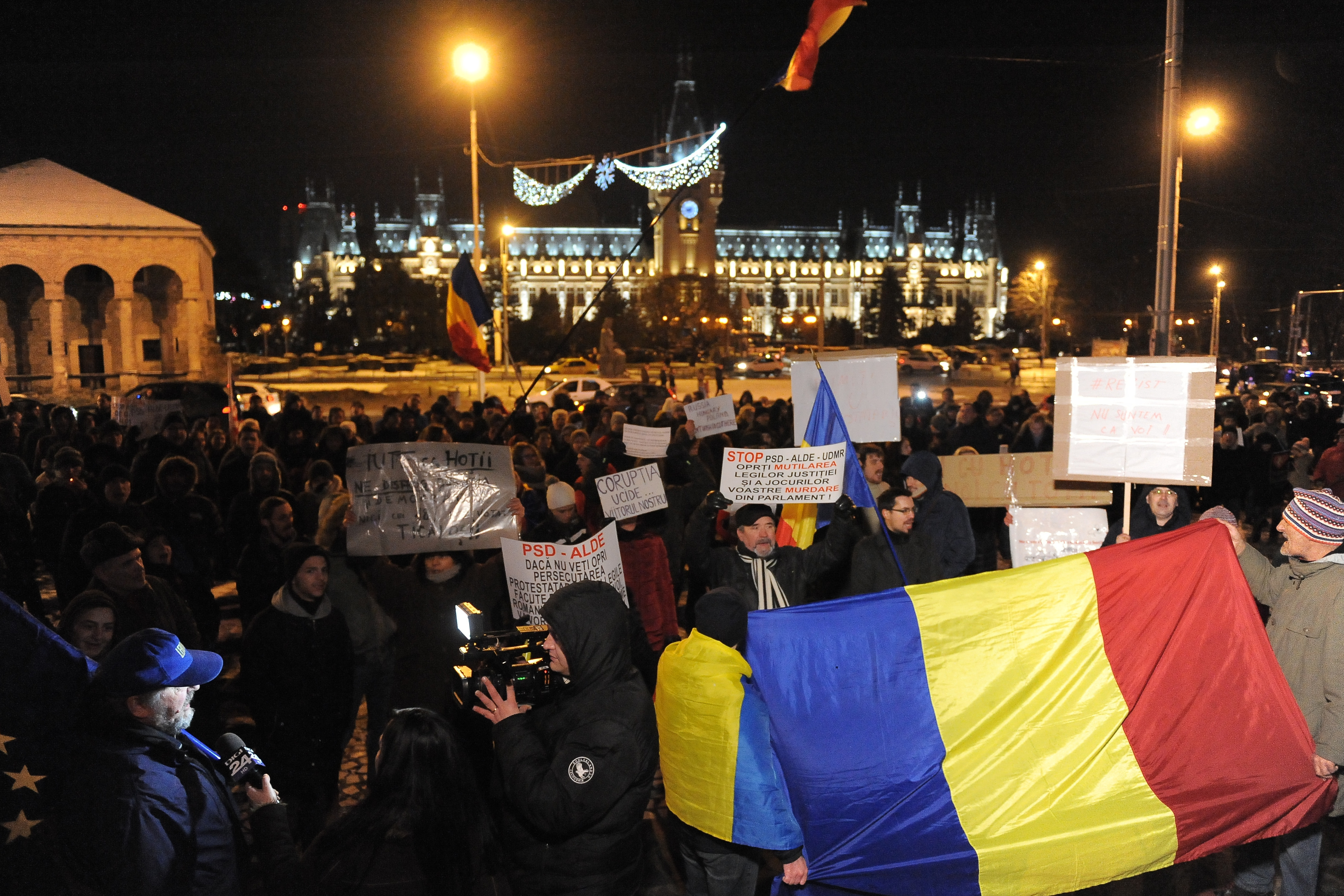 Mii de oameni au protestat în mai multe orașe din țară: "Rezistăm, nu plecăm"