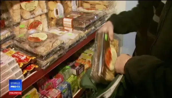 Magazinele, speriate de hoți. Pun doar poza produselor la raft și au paznici îmbracați civil