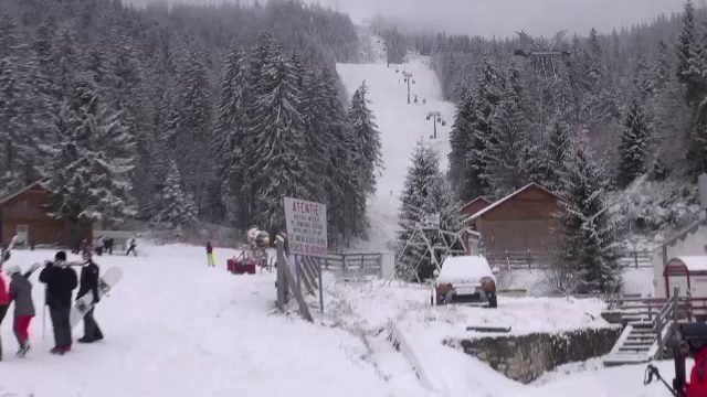 Iarna începe să se instaleze în toată țara. În Poiana Brașov s-a deschis sezonul de schi