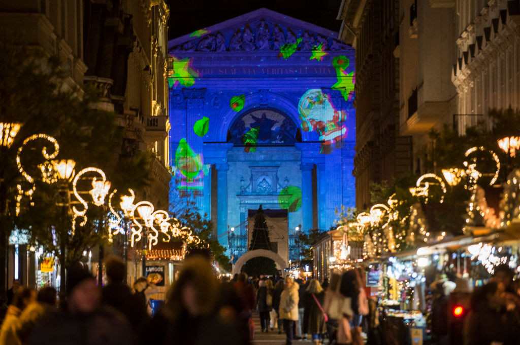 Târgurile de Crăciun din Budapesta, „păzite” cu transportoare blindate