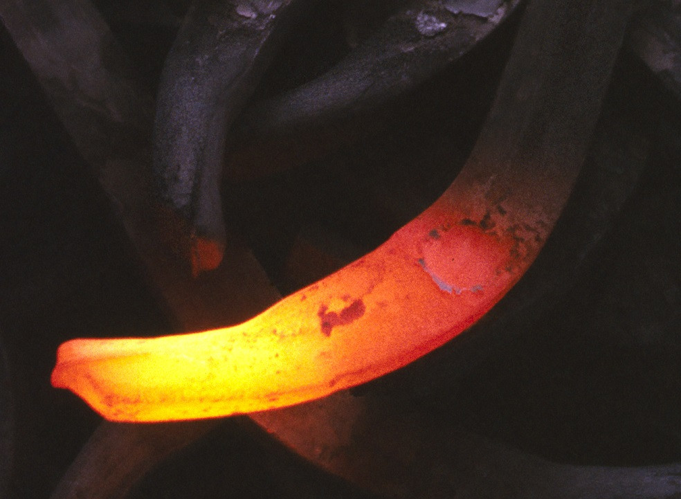 Doi cămătari au ars un tânăr cu fierul înroşit în foc ca să obţină bani de la mama lui