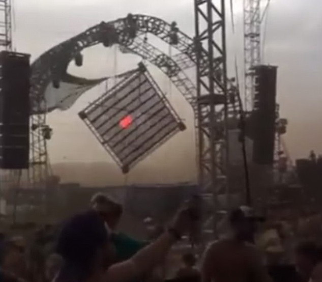 Momentul în care o scenă uriașă se prăbușește din cauza furtunii, la un festival. Un DJ a murit