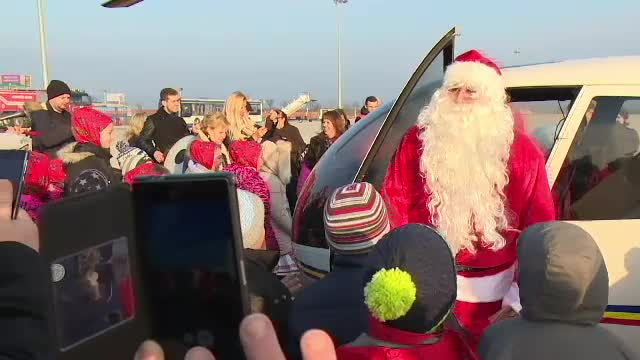 Moș Crăciun a ajuns la copiii din Oradea cu elicopterul