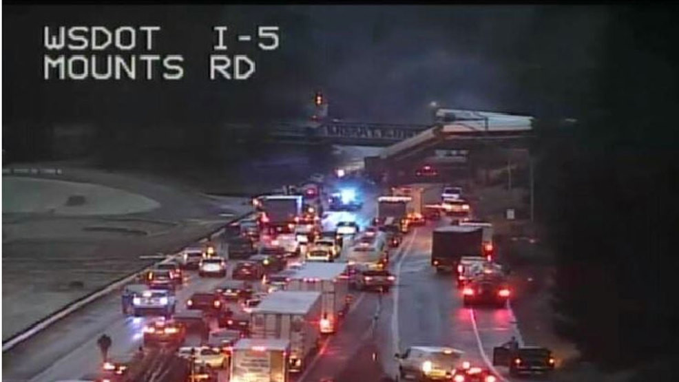 Grav accident feroviar în SUA. Un tren a deraiat și a căzut pe o autostradă. Sunt 6 morți