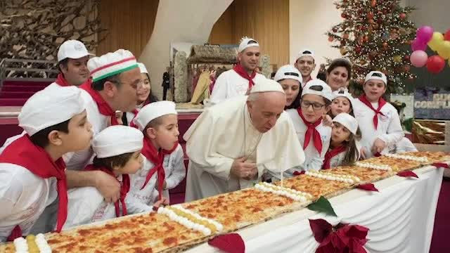 Papa Francisc a împlinit 81 de ani. Aniversare cu pizza și tort