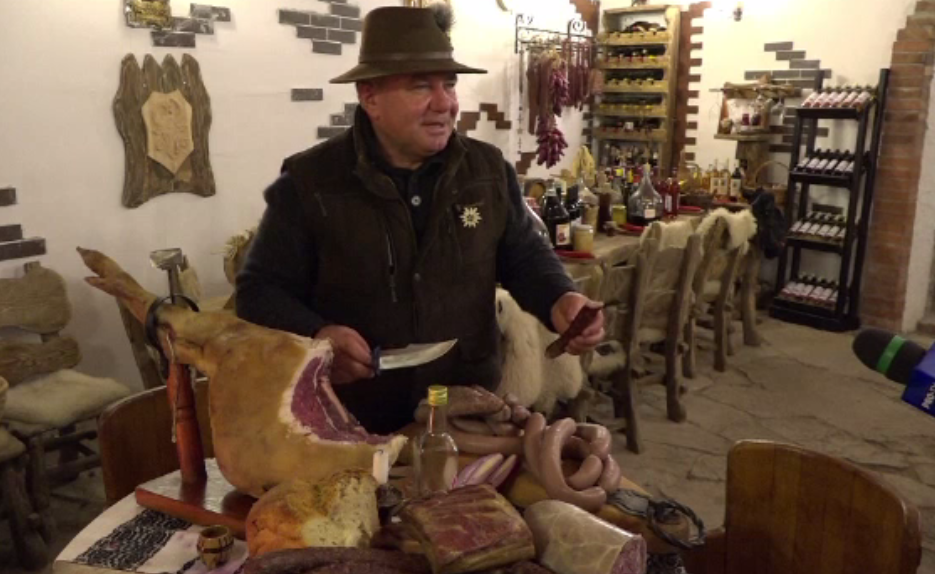 Gospodinele pregătesc de zor cârnaţii pentru Crăciun. Cât plătesc cei care preferă să îi cumpere