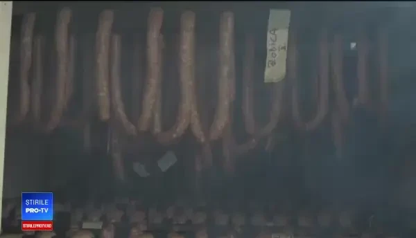 Gospodinele pregătesc de zor cârnaţii pentru Crăciun. Cât plătesc cei care preferă să îi cumpere