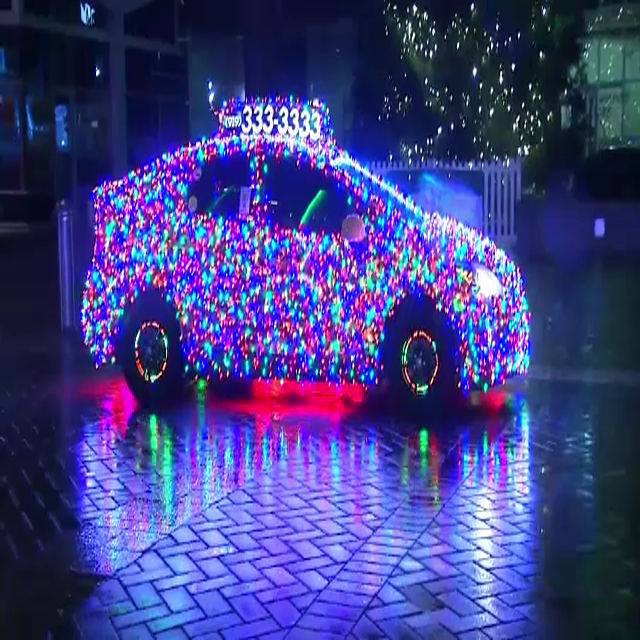 Un taximetrist din SUA și-a împodobit taxiul cu 11.000 de beculețe