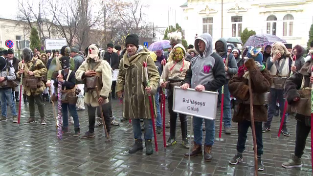 Colindători în port popular au făcut spectacol la Timișoara