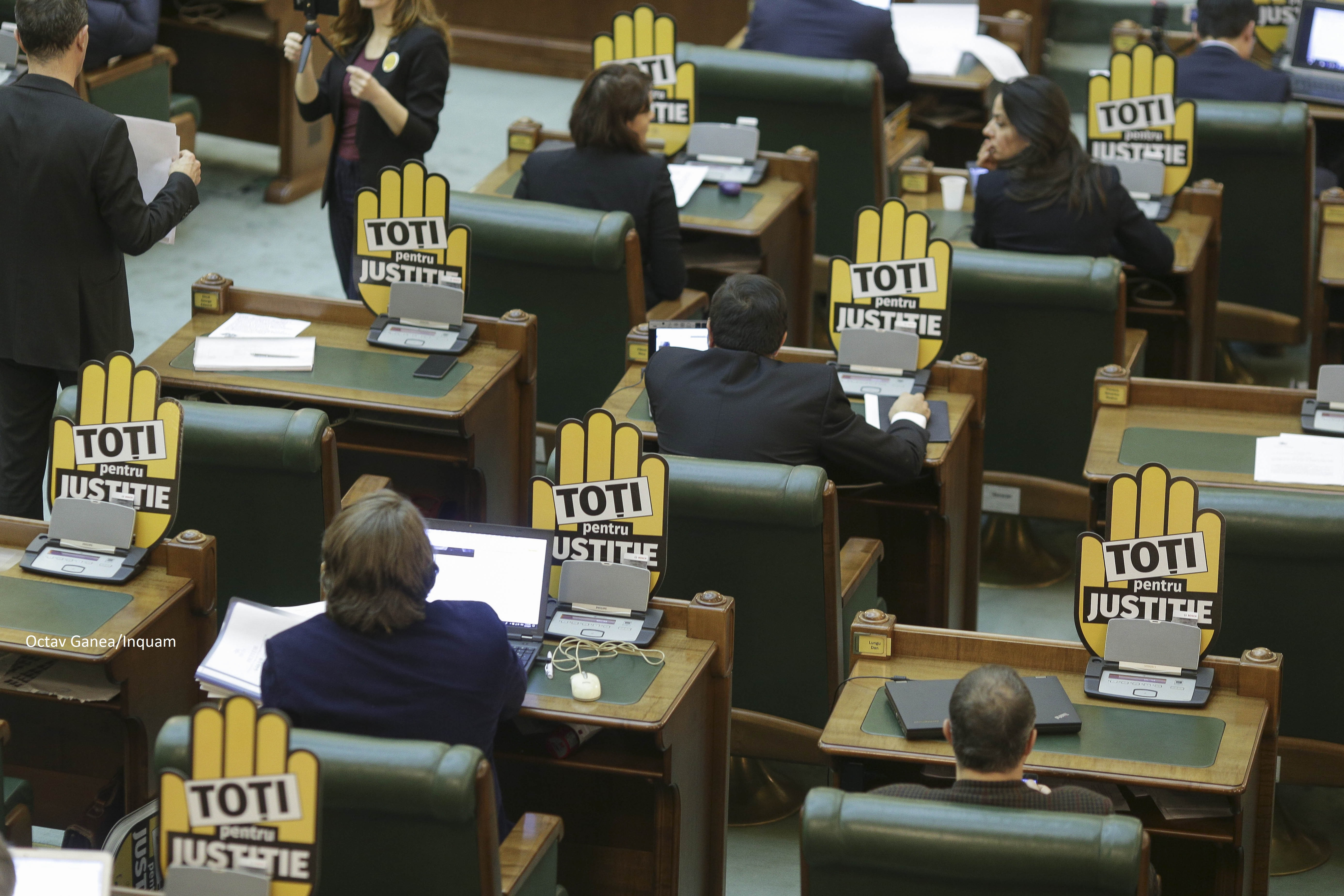 Scandal în Senat. Opoziția a părăsit sala plenului, iar deputații USR au vrut să intre la vot