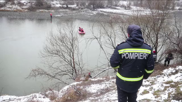 Salvatorii au găsit mașina căzută în Olt. În autoturism era un tânăr decedat
