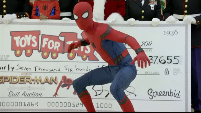 Costumul Omului Păianjen, purtat de actorul Tom Holland, scos la licitație