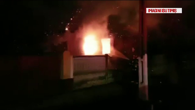 O casă din Timiş s-a aprins ca o torţă. Proprietarul a reuşit să se salveze
