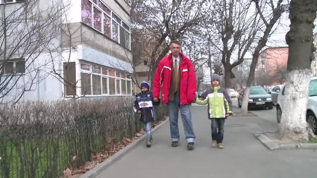 Tatăl suferă de probleme grave, iar mama i-a părăsit când aveau câteva luni. De Crăciun, vor să vină Moșul pe la ei