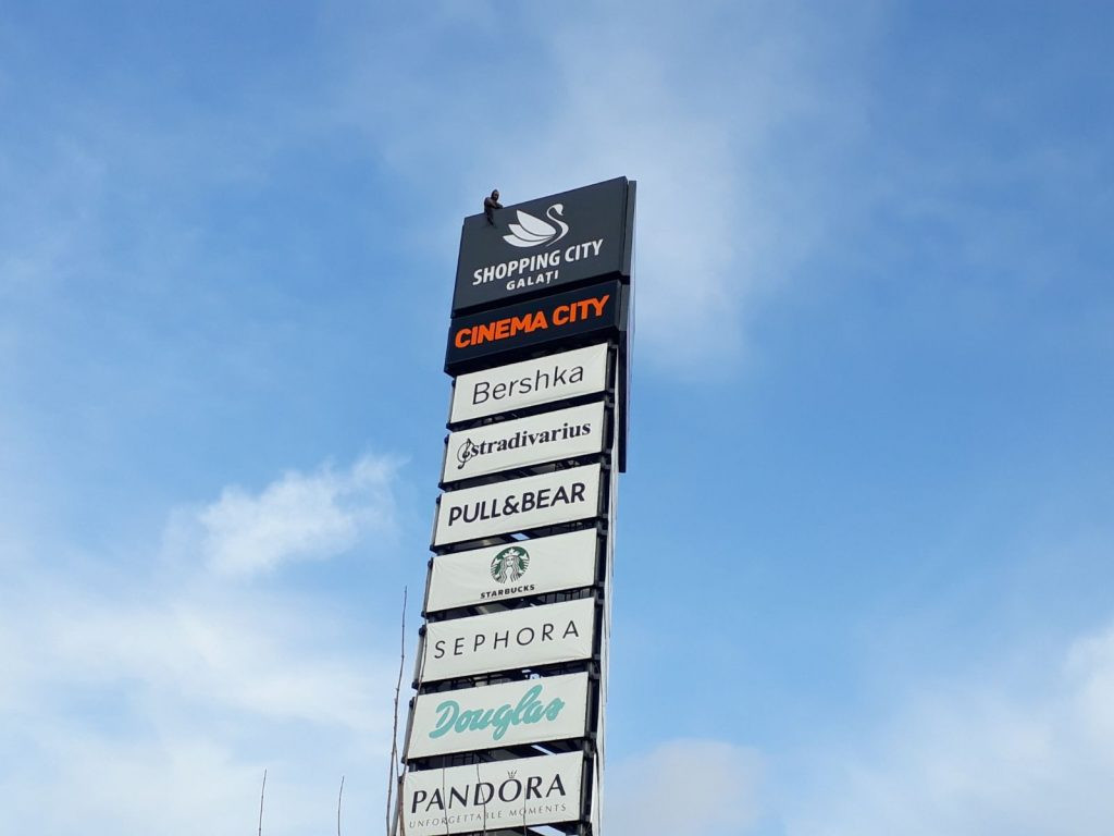 Un bărbat s-a urcat pe totemul publicitar de la mallul din Galați şi a ameninţat că se aruncă în gol