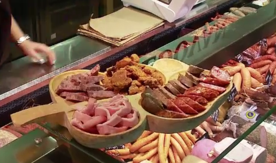 Cârciumarii de la munte au început să taie porcii. Turiștii se înghesuie la șorici