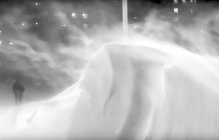 Oraș paralizat complet de ninsoare. Mașina unui bărbat, ”înghițită” de zăpadă în 5 minute. VIDEO