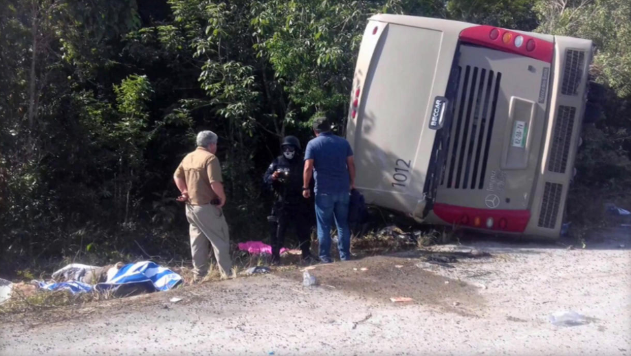 Un autocar plin cu turiști s-a răsturnat în Mexic. Sunt cel puțin 11 morți