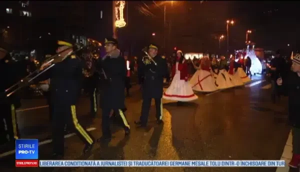 Moș Crăciun a sosit cu o caleașcă în Târgoviște, însoțit de spiriduși12