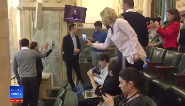 Deputatul Cosette Chichirau a venit in Senat sa transmita LIVE pe Facebook