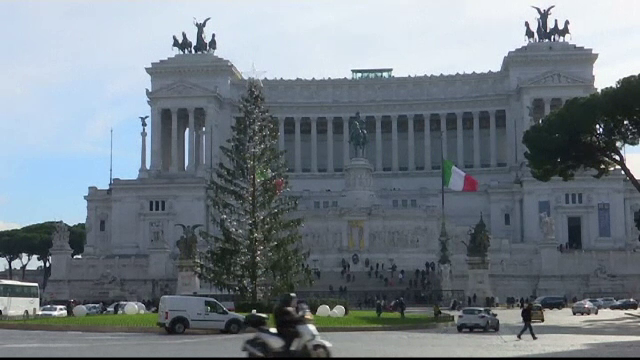 Locuitorii Romei, nemulțumiți de un brad de 48.000 de euro: „I se spune Jigăritul”. VIDEO