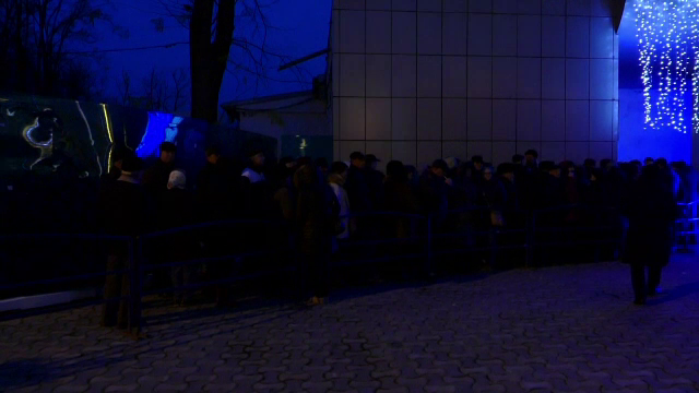Coadă de sute de persoane la bilete pentru petrecerea de Revelion, în Galați