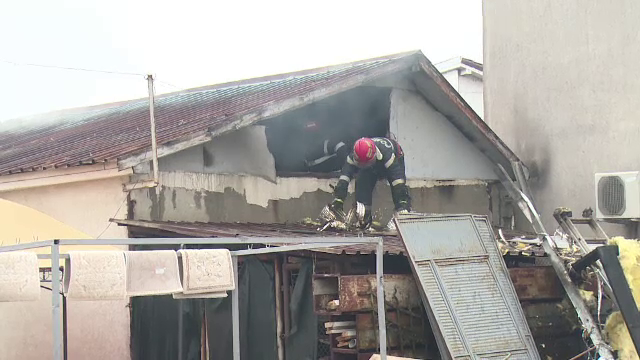 Spălătorie auto din Oradea, în flăcări. Pompierii, nevoiți să taie acoperișul