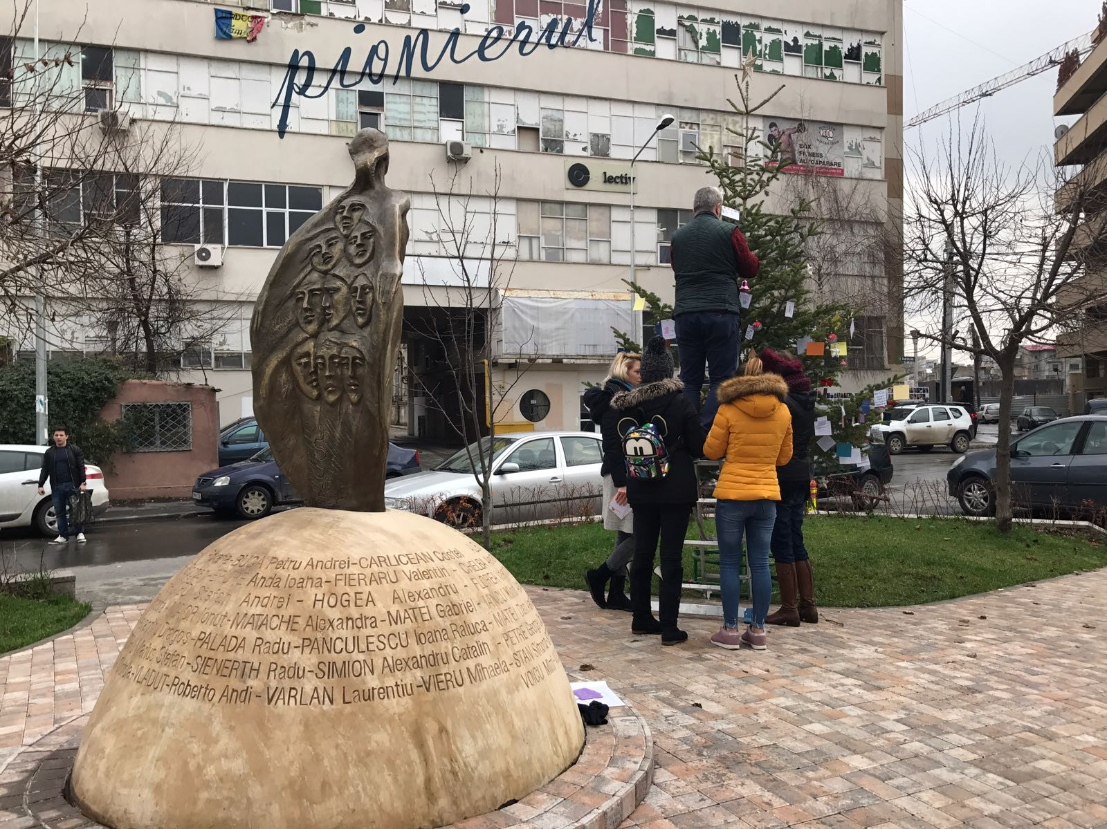 Sute de oameni au trimis gânduri așternute pe hârtie victimelor incendiului din Colectiv