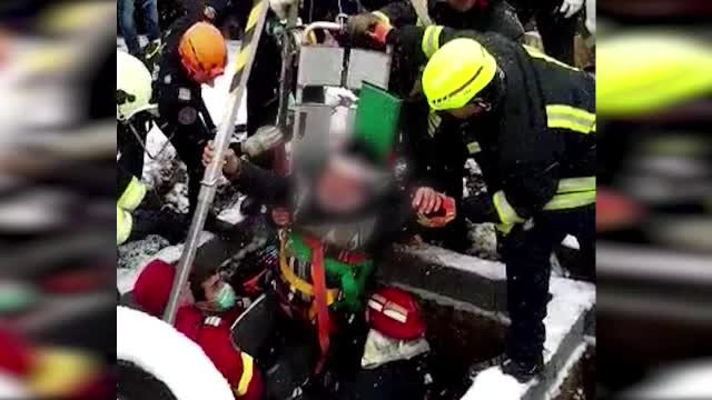 Bărbat din Brașov, salvat după ce a căzut într-o groapă adâncă de 2 metri