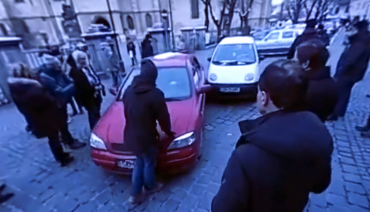 Incident la protestele din fața PSD Sibiu. Protestatar acroșat de o mașină