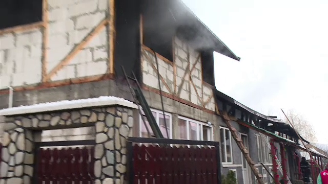 Trei familii din Prahova au rămas pe drumuri, după ce casa în care stăteau a ars complet