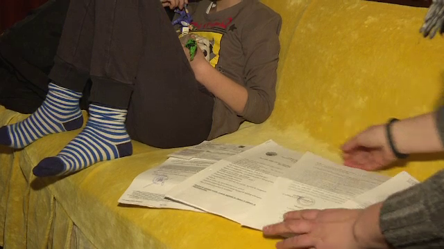 Copii cu handicap, rămași fără indemnizaţia lunară pentru datorii chiar și de 1 leu