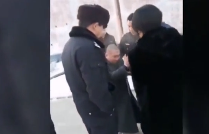 Momentul tulburător în care un prizonier își ia pentru ultima dată fiica în brațe, înainte de a fi executat