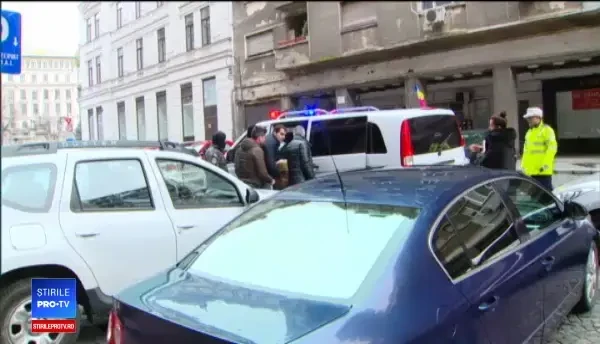 Zeci de kilograme de torţe şi fumigene, confiscate de poliţişti. Cui îi erau destinate