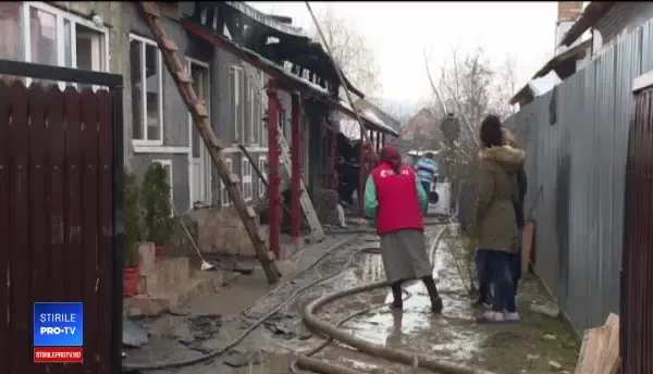 Trei familii din Prahova au rămas pe drumuri, după ce casa în care stăteau a ars complet