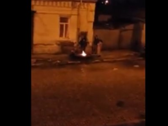 Un bărbat a pârlit porcul pe un trotuar din centrul orașului Galați. Ce amendă a primit