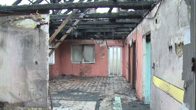 Munca de-o viață a unei familii din Bihor, mistuită de flăcări. Au rămas doar cu pijamalele de pe ei