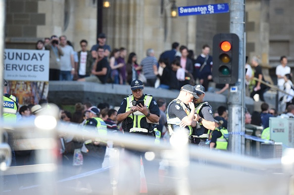 Un individ a intrat cu mașina într-o mulțime de pietoni, în Melbourne