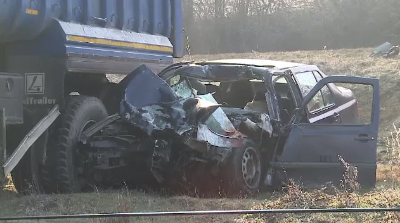 Accident teribil în Arad. Un tânăr a murit, după ce a intrat cu mașina sub un camion