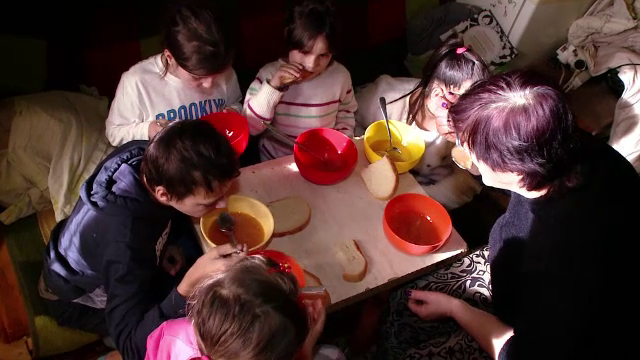 Povestea emoţionantă a 5 copii din Braşov chinuiți de tatăl alcoolic: ”Le lua carnea și le lasă ciorba”