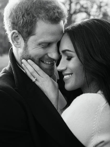 Prinţul Harry şi Meghan Markle au publicat un set de fotografii oficiale care marchează logodna lor