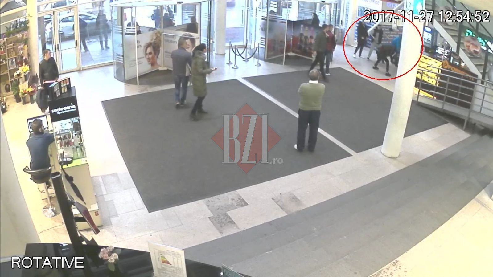 Fiii unui interlop din Iași, filmați cum lovesc cu brutalitate un tânăr, într-un mall. VIDEO