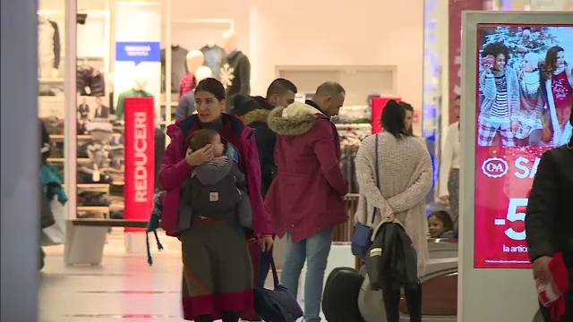 Goana după cadouri aglomerează peste măsură magazinele: ”O parte le-am luat din vară”