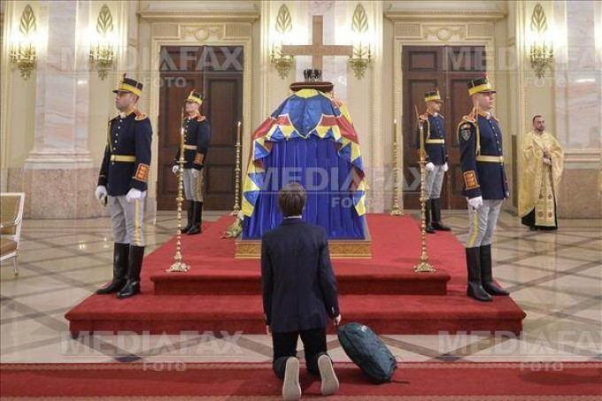 Elevul care a îngenuncheat la catafalcul Regelui Mihai: ”În fața unor oameni merită să îngenunchezi”