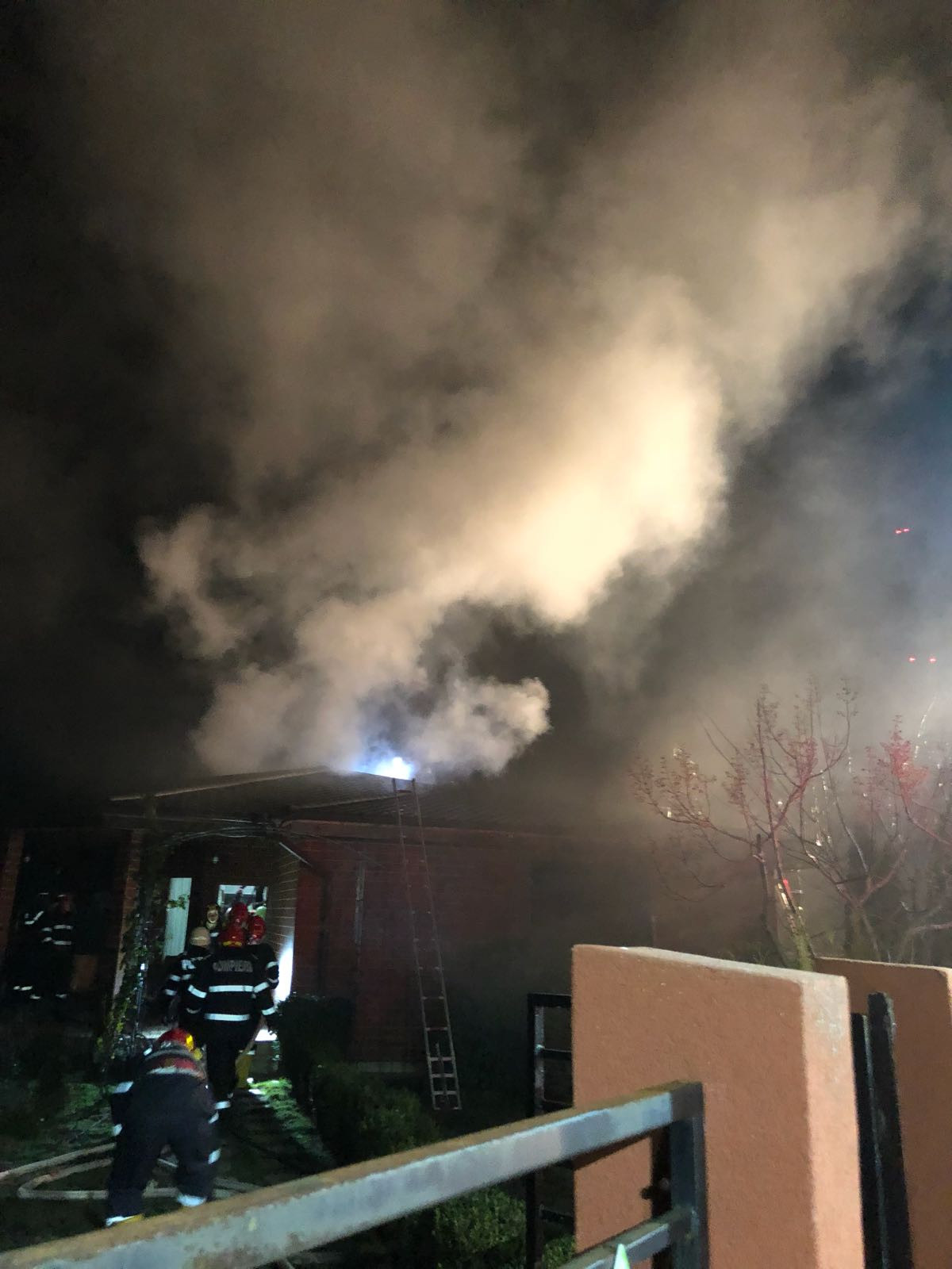 Incendiu la o locuinţă din Dumbrăveni, provocat de explozia unei centrale