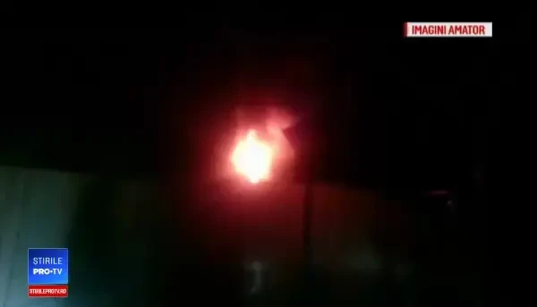 Munca de-o viață a unei familii din Bihor, mistuită de flăcări. Au rămas doar cu pijamalele de pe ei