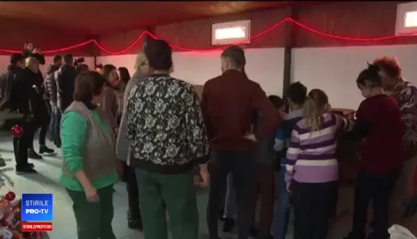 Crăciunul animalelor, la Grădina Zoologică din Ploiești. Mai mulți copii au împărțit daruri animalelor