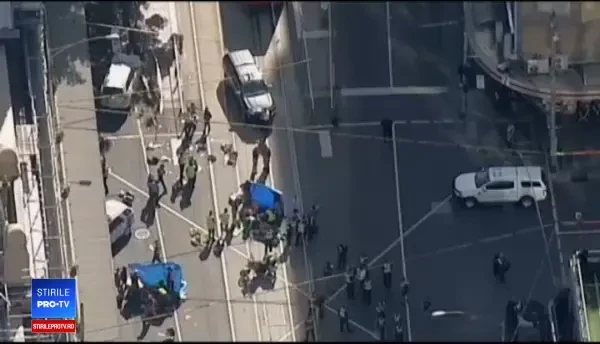 Panică la Melbourne. Un șofer a intrat cu mașina în trecătorii dintr-o intersecție; 19 răniți