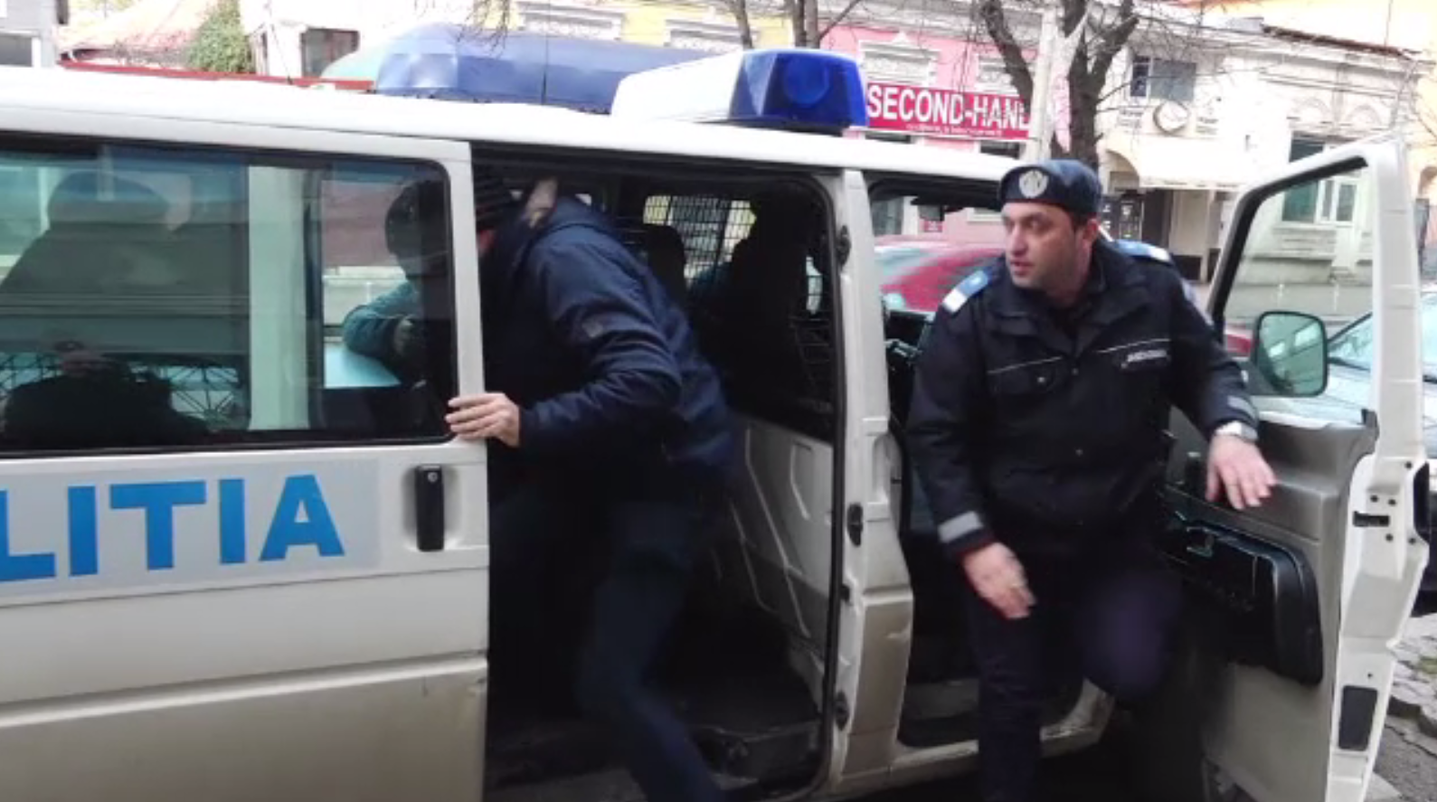 Rețea de proxeneți din Buzău, destructurată. 13 persoane au fost duse la audieri